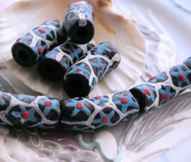 set/2 Grote Krobo TRADE BEADS - Handelskralen uit Ghana - Glas - ca 26-29 mm - Zwart Wit Blauw Rood