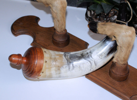 Vintage Schotse Kruithoorn van hoorn, handgedecoreerd met Hert