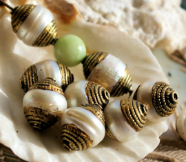 1 beautiful Repoussé Bead from Nepal - 10x13 mm - Freshwater Pearl