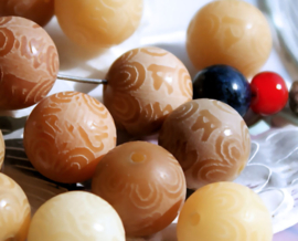 1 Prayer-Bead: Carved Bodhi-Seed - Mantra - Round - 12 mm - Various shades