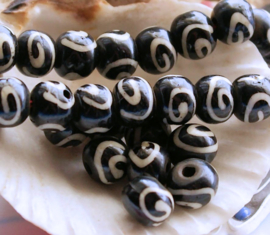 Batik BONE:  set/5 Prayer Beads - Spiral - Round Flat - 8,5x7 mm - Black Off-White