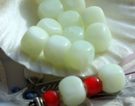 set/5 Old Bohemian Glass Beads - Cube- 7,7 mm - Light Green