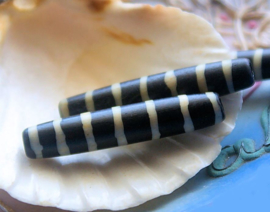 BATIK BONE: 1 Grote Kraal van Been - ca 35 mm lang - Zwart Off-White