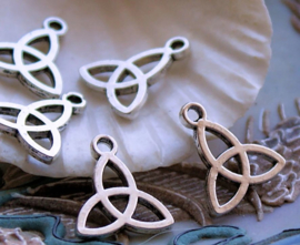 set/3 Bedels: TRIQUETRA Wicca Celtic Godin - 16x14 mm - Antiek Zilver Kleur