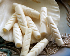 set/4 Beautiful Carved Bone Beads - Feather - approx 24x6 mm - Off White
