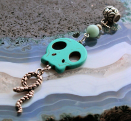 C&G Hanger: echt Turquoise Howliet Skull, Amazoniet & Slang - 10,5 cm