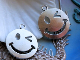 set/2 Bedels: Smiley Knipoog Emoticon Emoji - 27x23 mm - Zilver Kleur Metaal