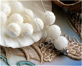 set/5 Tridacna Prayer Beads: LOTUS - 8,2 mm - White/Off White