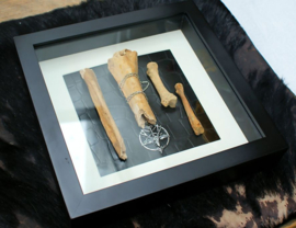 Dark Art: 4 Human Bones + Baphomet in Museum Frame (+ glass) - 25x25 cm