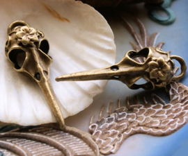 1 Detailed Pendant: Bird Raven Skull - 40 mm - Antique Bronze Tone