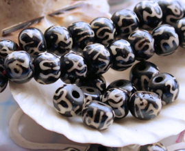 Batik BONE:  set/5 Prayer Beads -  Ohm mani padme hum Mantra - 8,2x7 mm - Black Off-White