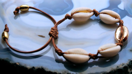 Arm Candy Armbandje: Goud met Cowry Schelpjes - Verstelbaar