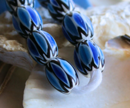 set/2 Chevron TRADE BEAD Handelskralen: Afrika India - ca 11x9 mm - Blauw Wit Zwart