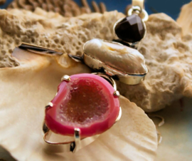 Beautiful Pendant: Faceted Garnet with Biwa Pearl and Agate Geode Druzy - SP - 74 mm