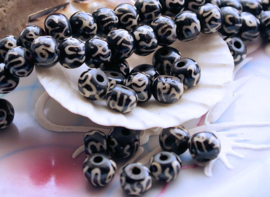 Batik BONE:  set/5 Prayer Beads -  Ohm mani padme hum Mantra - 8,2x7 mm - Black Off-White