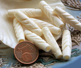 set/4 Beautiful Carved Bone Beads - Feather - approx 24x6 mm - Off White