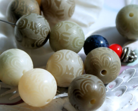 1 Prayer-Bead: Carved Bodhi-Seed - Mantra - Round - 12 mm - Various shades