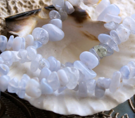 set/25 beads: Chalcedony - Chips - approx 5-8 mm
