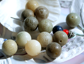 1 Prayer-Bead: Carved Bodhi-Seed - Mantra - Round - 12 mm - Various shades