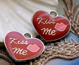 set/2 Bedels: Epoxy op Metaal - Hartje - Kiss Me - 22x20 mm - Rood