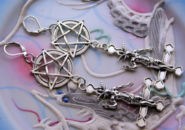 Paar Oorbellen: BAPHOMET met reversed Pentagram & Kruis - Antiek Zilver kleur