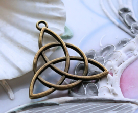 Wicca Celtic Triquetra Pendant (29 mm) - Bronze tone