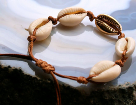 Arm Candy Armbandje: Goud met Cowry Schelpjes - Verstelbaar