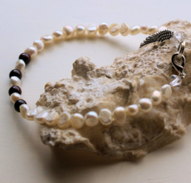 C&G Pearl Bracelet: real Freshwater Pearls with Garnet - 20,5 cm