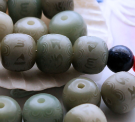 1 Prayer Bead: Ohm Mantra - Bodhi Seed - 11,8 mm - Green or Amber Honey shades