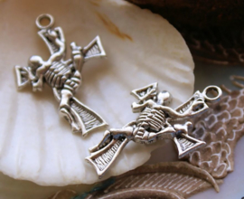 set/2 Pendant: Skeleton Cross - 32 mm -  Antique Silver tone