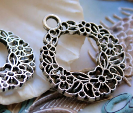 1 Pendant: Wreath of Flowers - 30 mm - Antique Silver tone