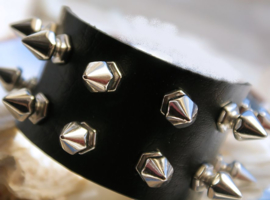 Metal Punk Rock Goth Armband:  Imitatie Leer met 2-rij Studs - Zwart + Antiek Zilver Kleur