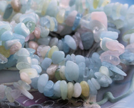 set/25 kralen: echt Morganiet - Chips - ca 6-11 mm