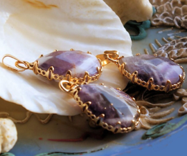 Lovely small Pendant: Natural Amethyst - 28,5 mm - Gold-tone & shades of Purple