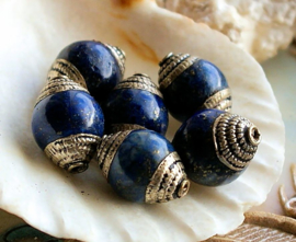 1 Beautiful Bead with Lapis Lazuli uit Nepal - Repoussé - 15x10,5 mm