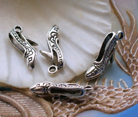 set/2 Charms: Slingback - High Heeled Shoe - 22 mm - Antique Silver Tone