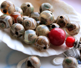 set/4 beads:  Agate - DZI spot - Round  - 8,2 mm - Celadon-Green and Off-White