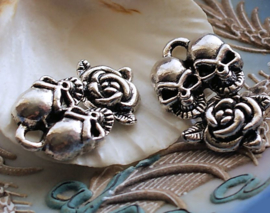 Pendant: Skulls and Rose - 35 mm - Antique Silver tone