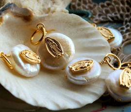 1 Pendant: Mary on a Pearl - approx 27 mm - Gold tone