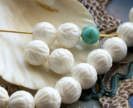 set/2 Beautiful Beads: real White Tridacna - LOTUS Flower - 10 mm
