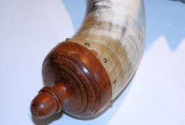 Vintage Schotse Kruithoorn van hoorn, handgedecoreerd met Hert