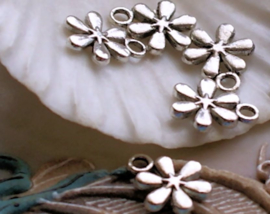 set/4 Charms: Flower with Star - 13 mm - Antique Silver Tone