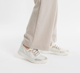 Stretch sneaker