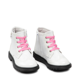 Wit lak brooks bootie GUESS