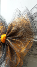 Deurstrik in zwarte 'spinrag' en oranje organza