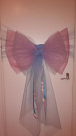 'Gender Reveal strik' :Tule strik in roze en blauw met blauwe band en twee linten