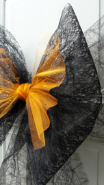 Deurstrik in zwart kant en oranje organza