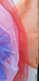 Rood, wit, blauwe strik van TULE op 2 banden van FIBER