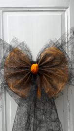 Deurstrik in zwarte 'spinrag' en oranje organza