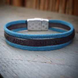 Leren armband grijs blauw Carpe Diem